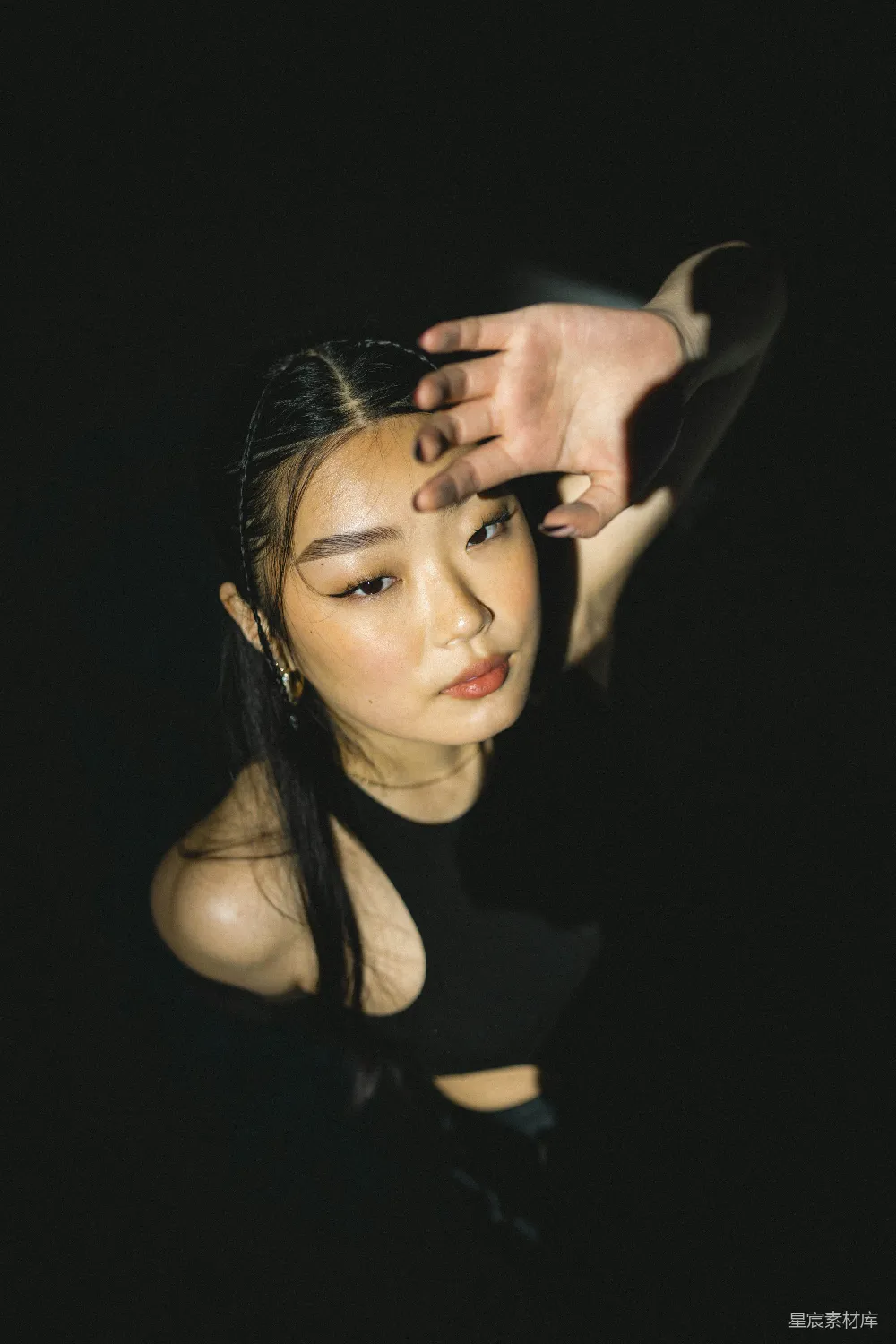 高清摄影 一个穿着黑色上衣的女人举手捂住她的脸