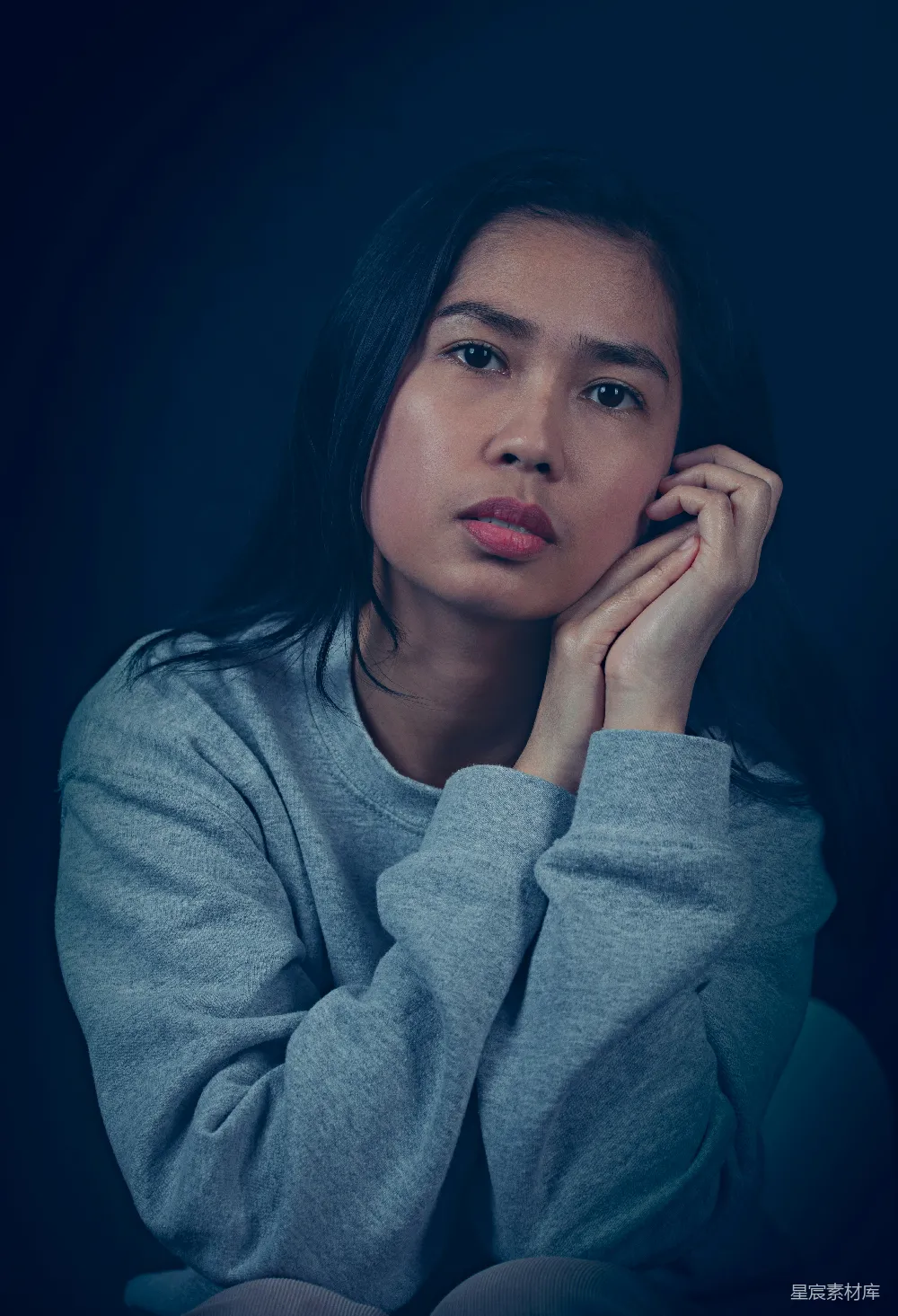 高清摄影 一个女子双手托腮。
