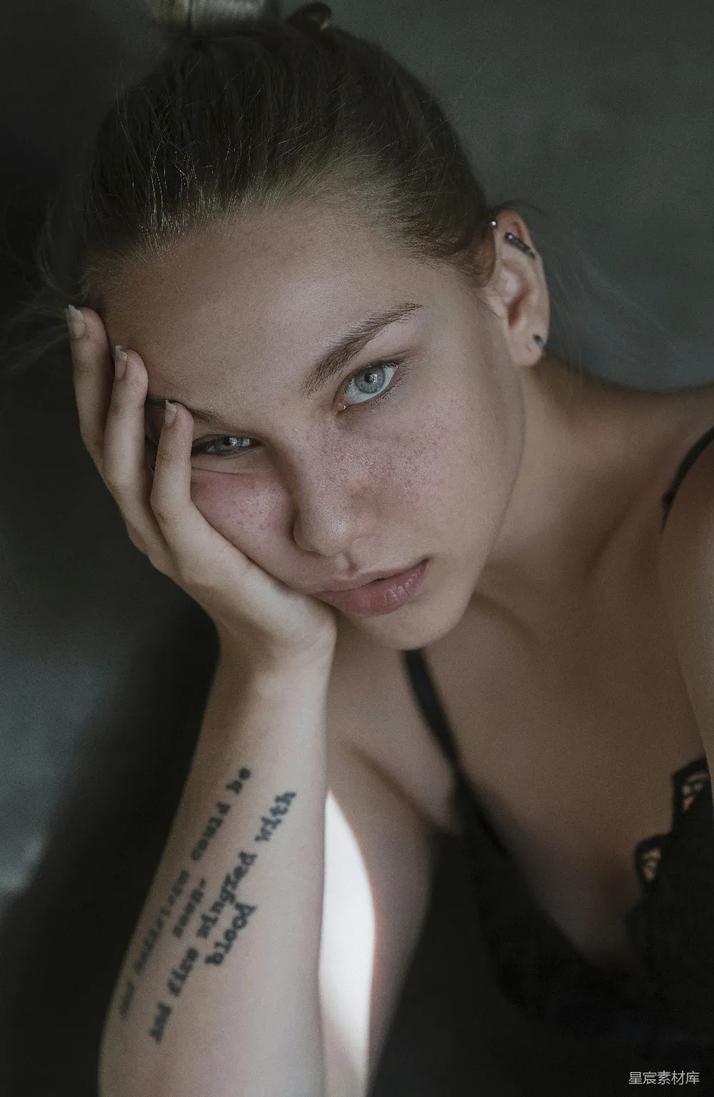 高清摄影 手臂上有一道纹身的女人