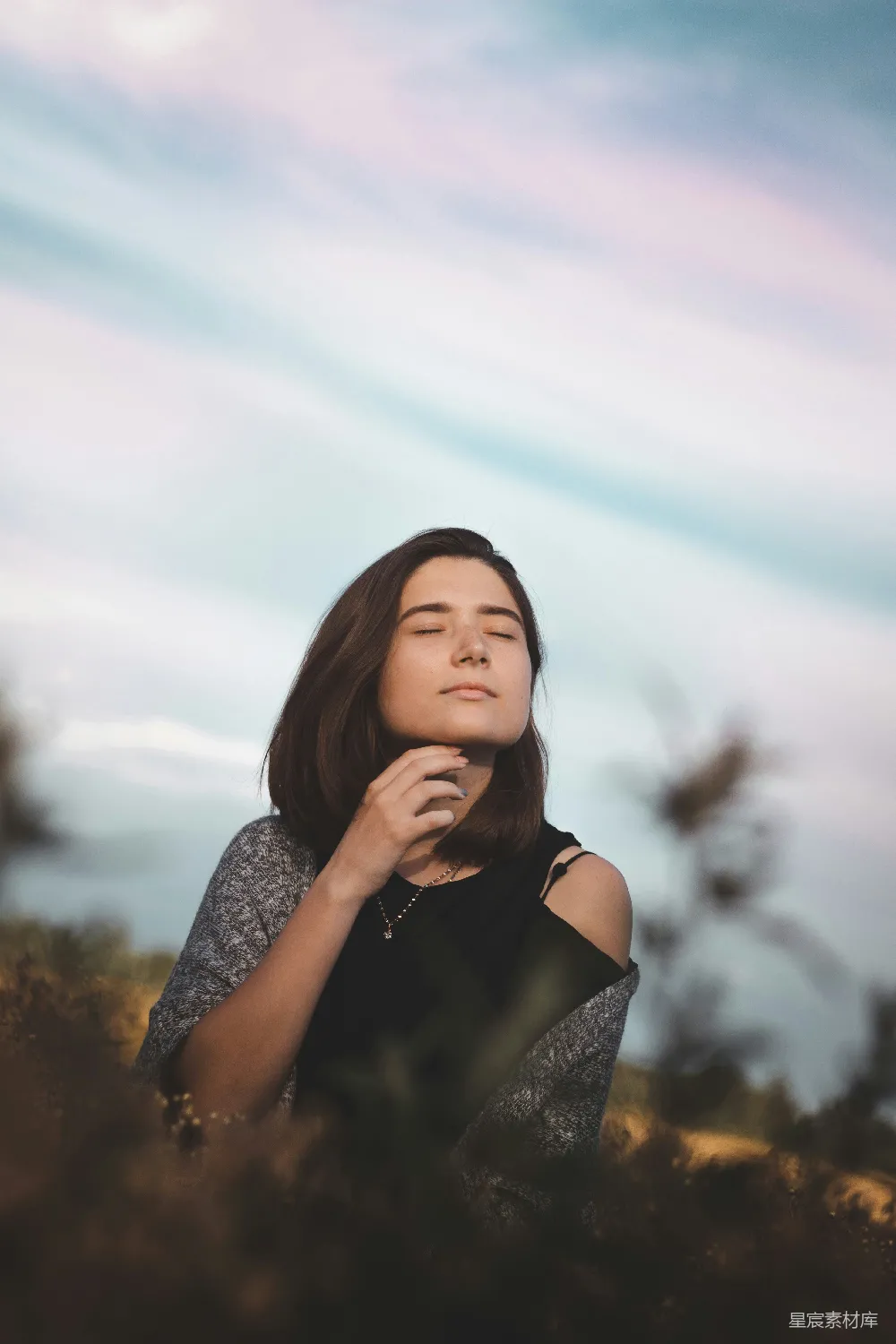 高清摄影 黑白色花图案女裙的女士