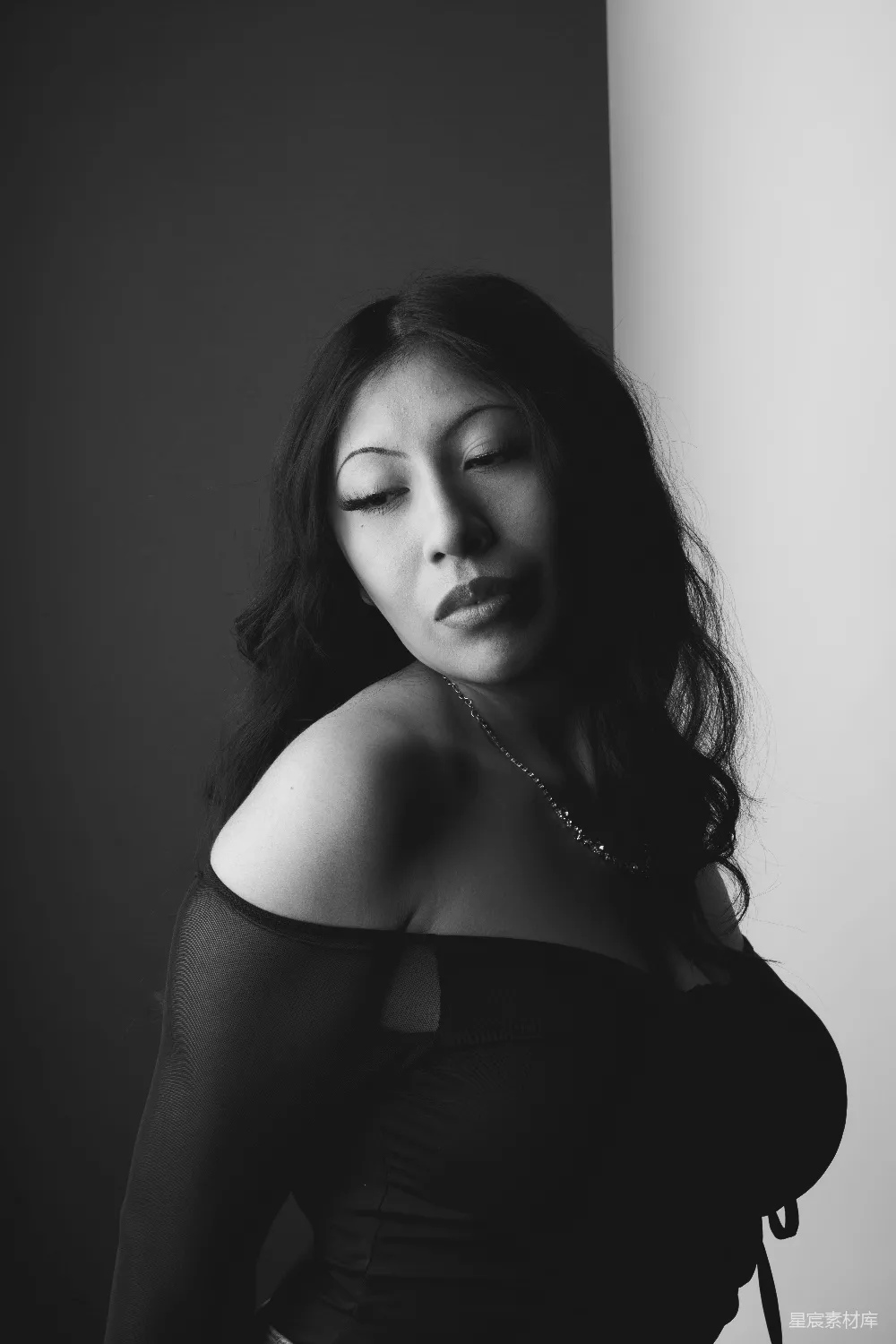 高清摄影  一个闭着眼睛的女人黑白照片