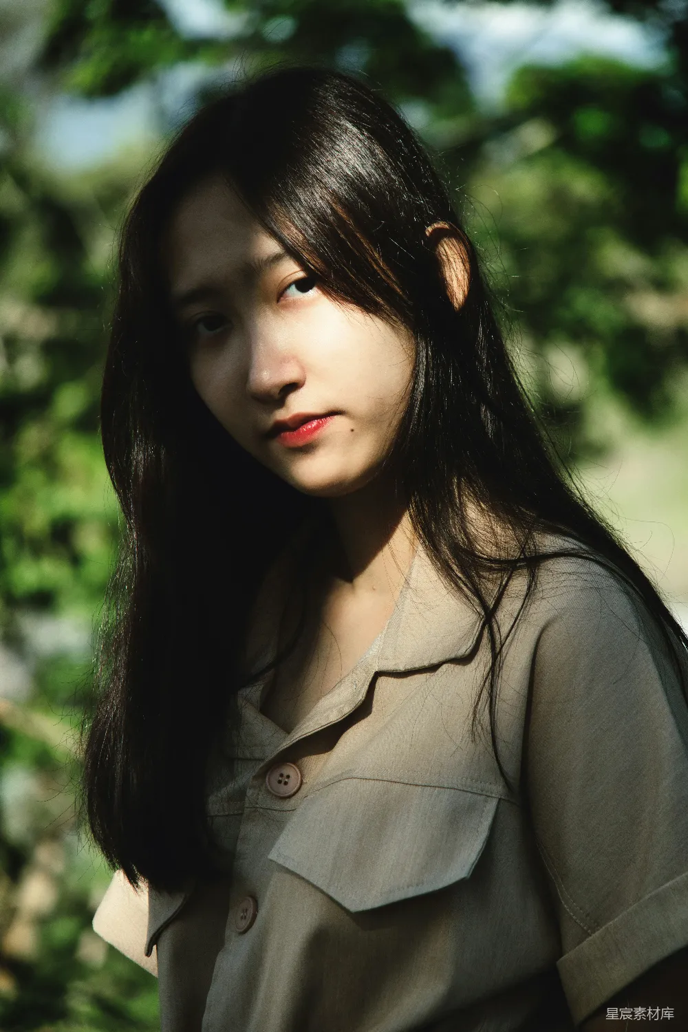 高清摄影 棕色夹克衫的女人在白天靠近绿色叶植物站立。