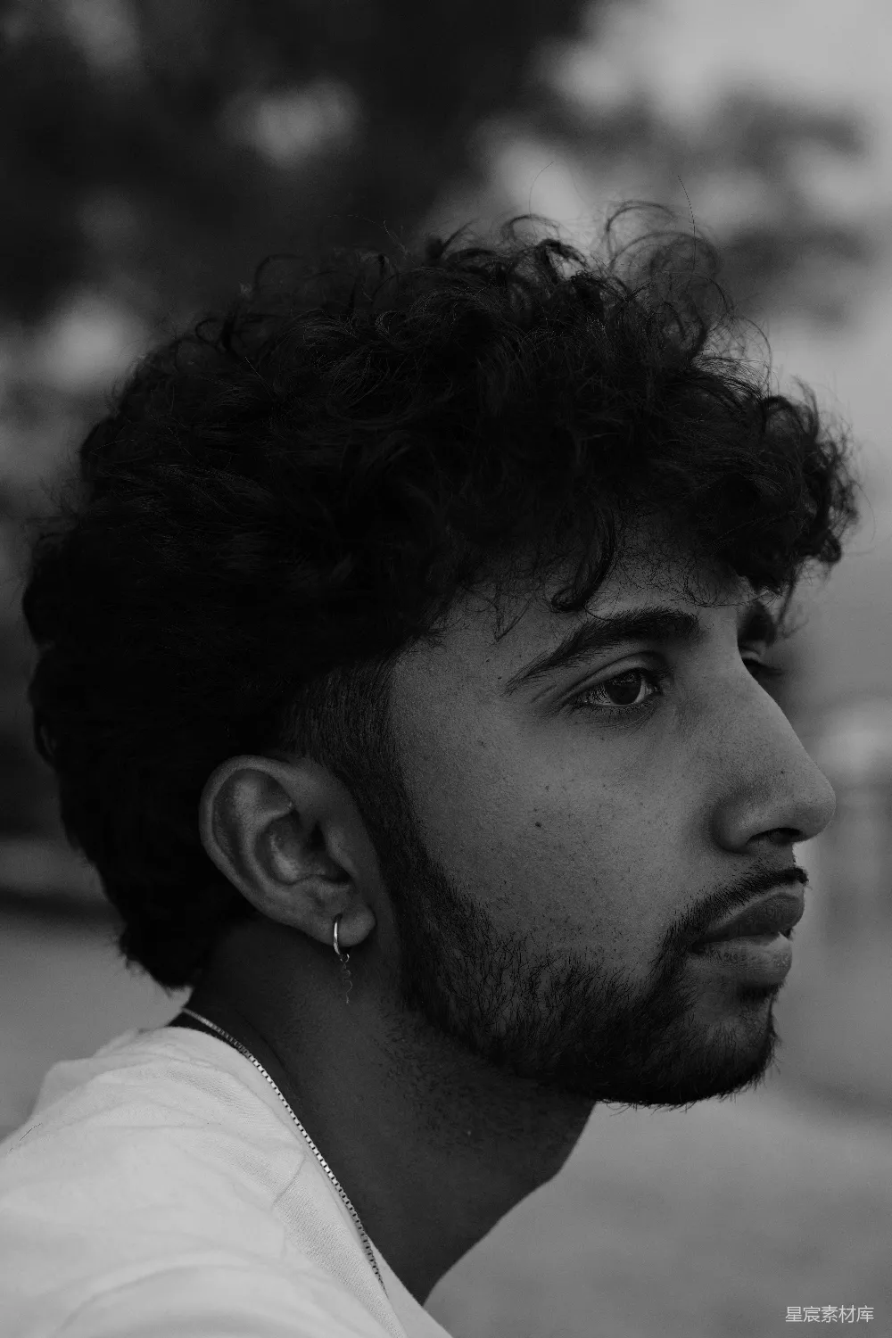 高清摄影 人物 一个穿着黑白照片中一位留有卷发的男人的照片。