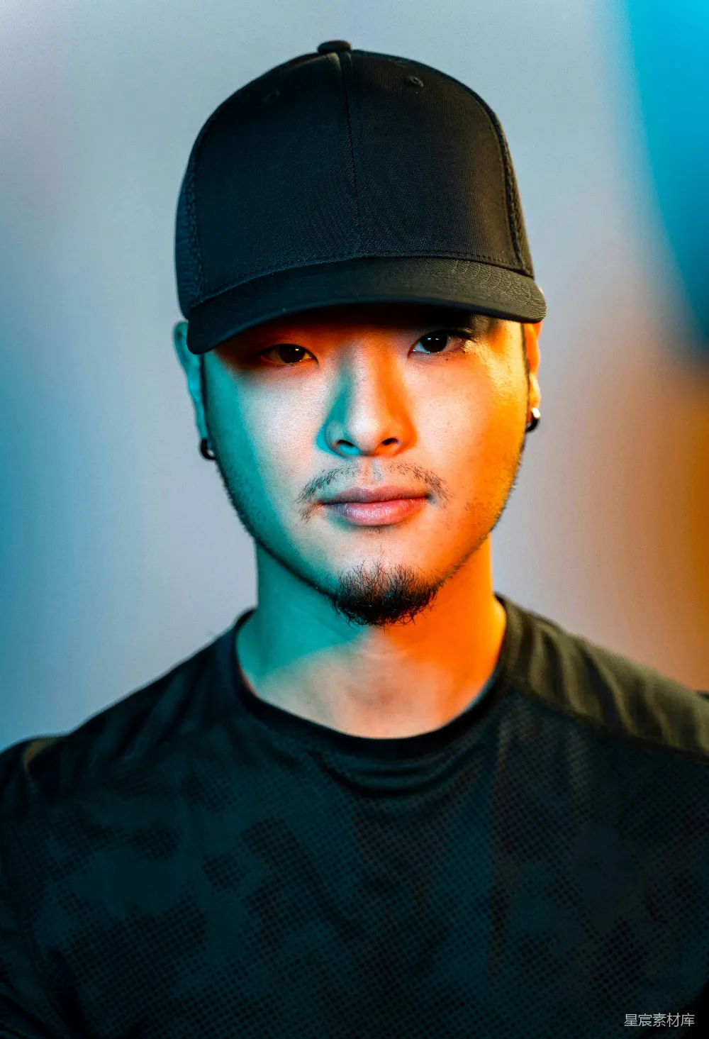 高清摄影 黑色长袖T恤穿着者戴着黑色帽子的男子