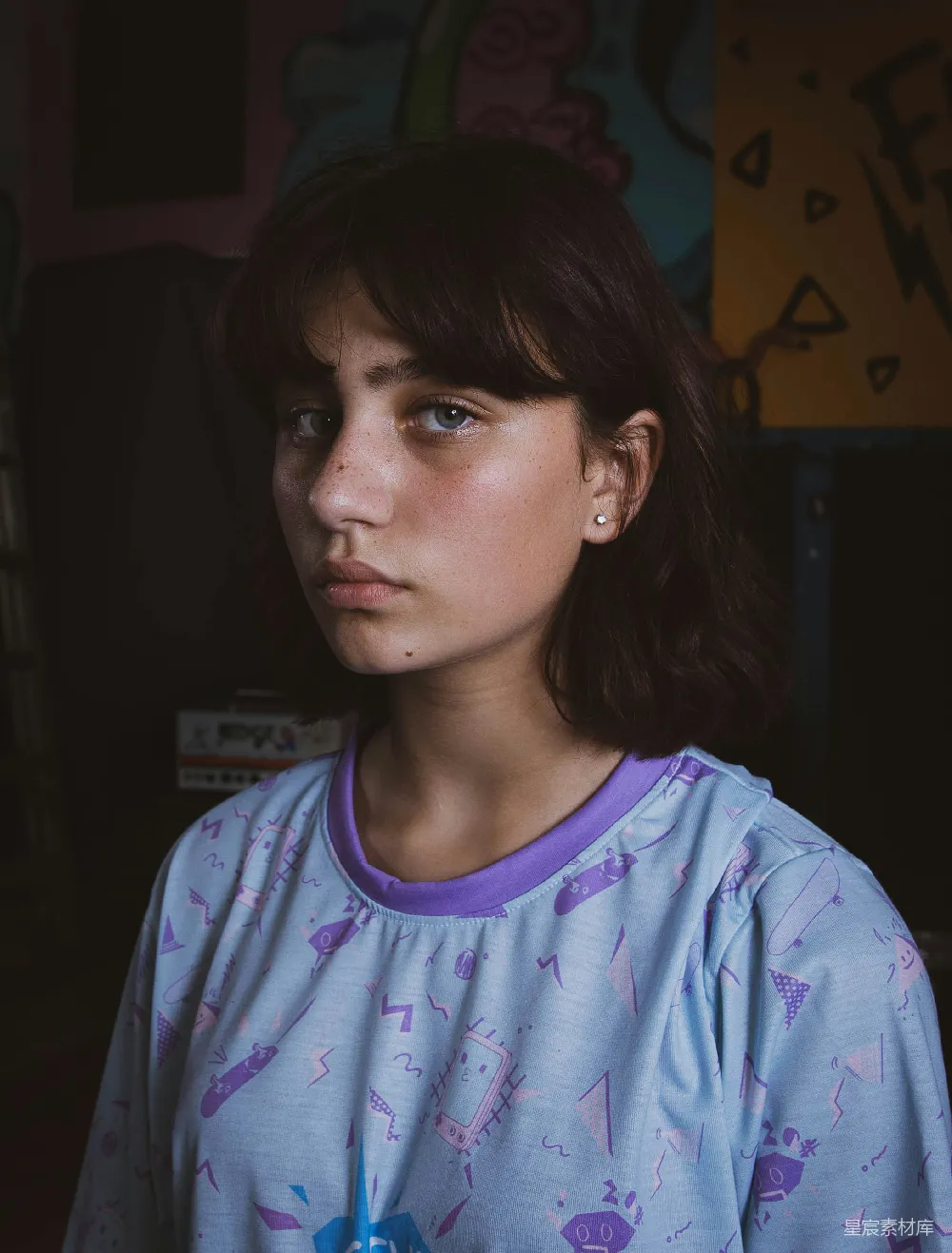 高清摄影 身穿蓝色和紫色衬衫的女子