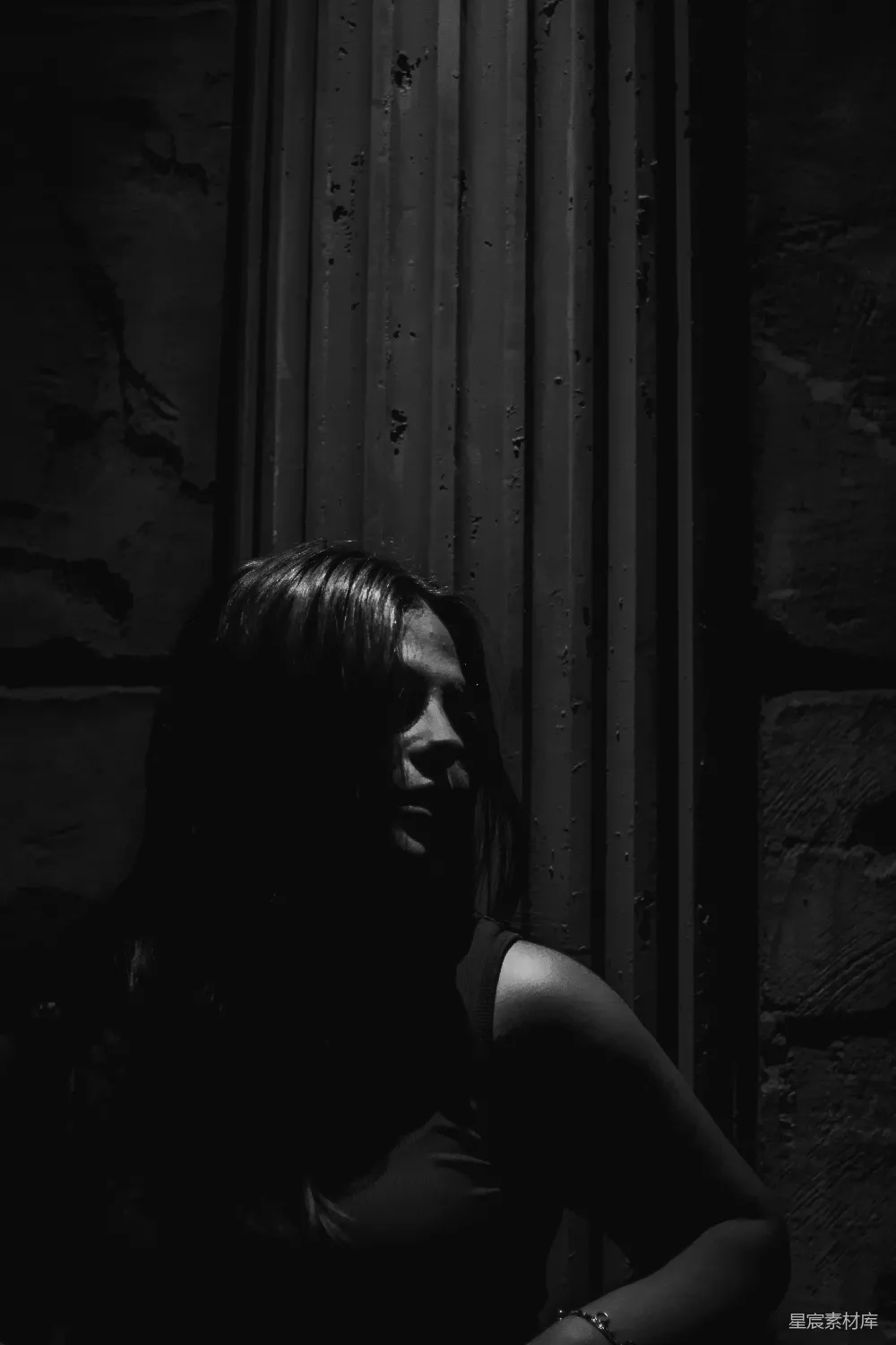 高清摄影 一位女性在黑暗中黑白照