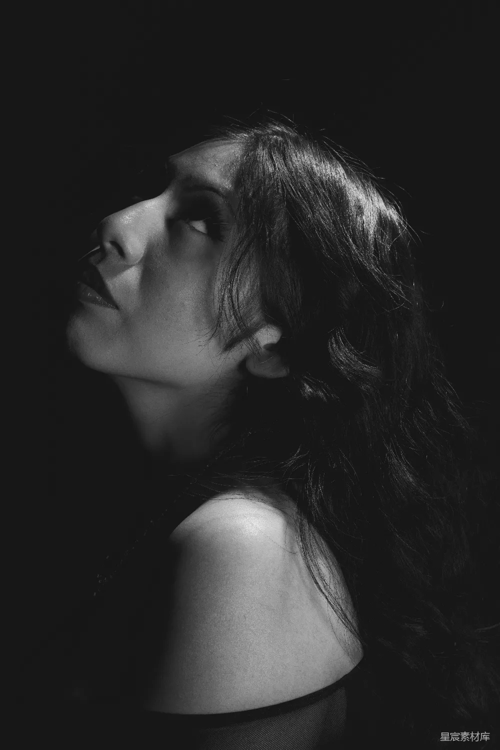 高清摄影 一张黑白照片中一位女士仰头望向天空。