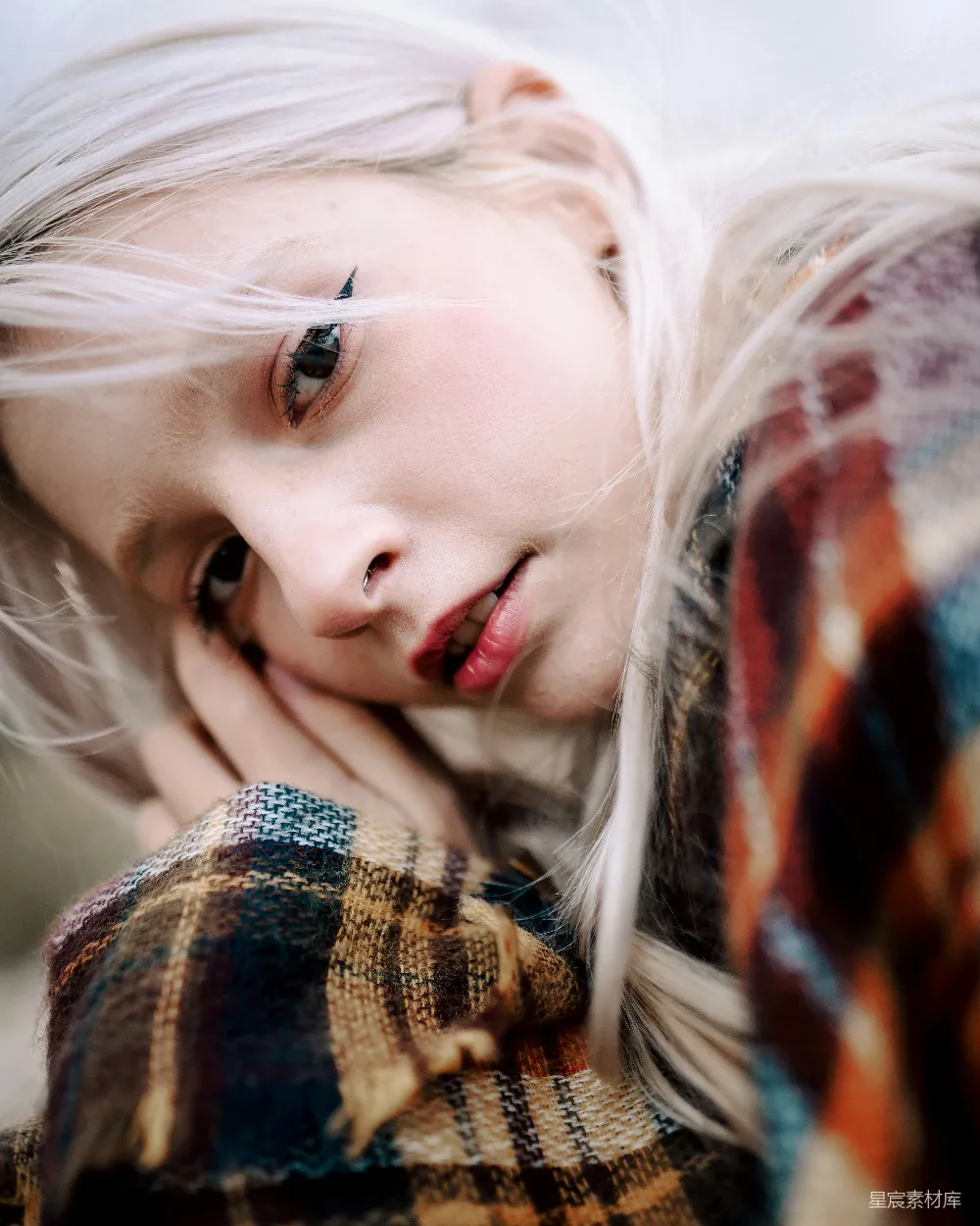 高清摄影 一位白发女子穿着格子外套