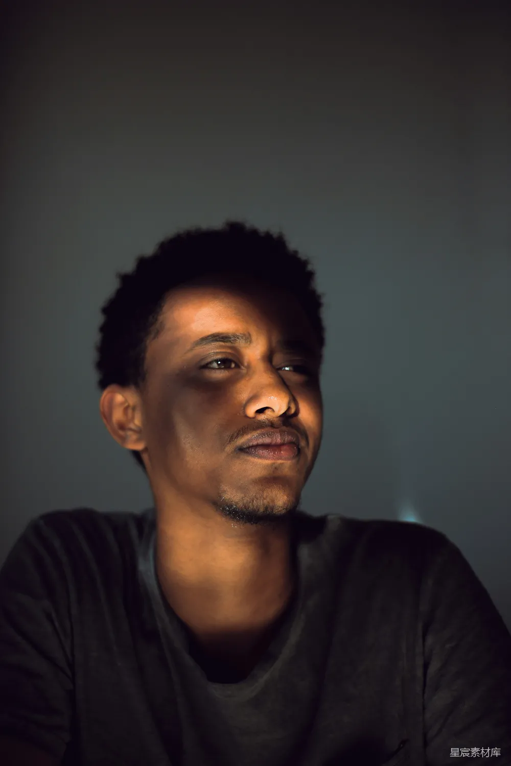 高清摄影 穿着灰色上衣的男人在昏暗的光线下