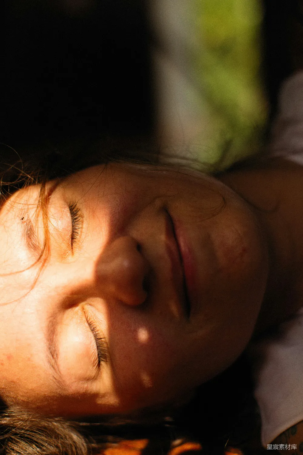 高清摄影 一个女人躺着闭着眼睛