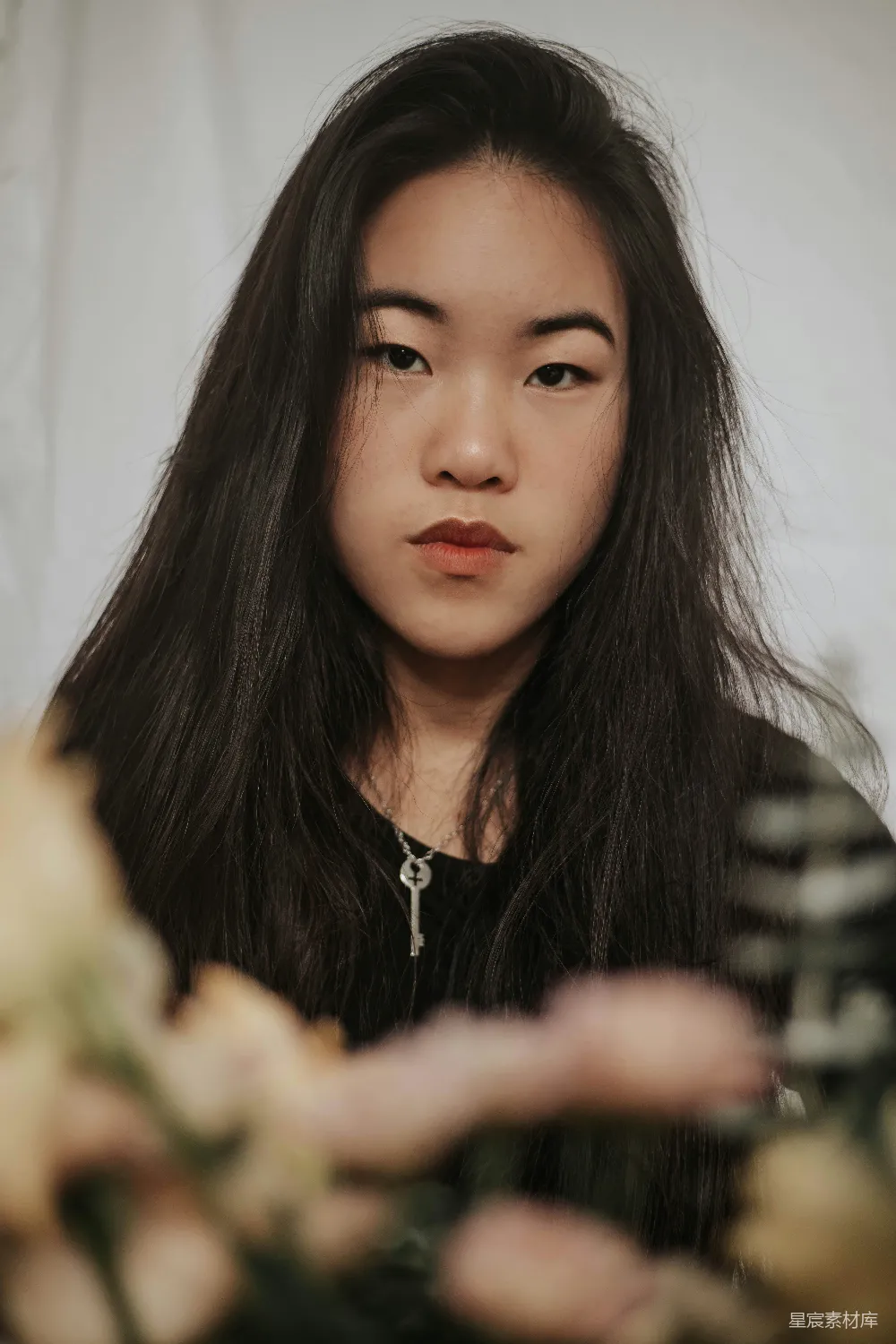 高清摄影 身穿黑白条纹衫的女人戴着银色项链