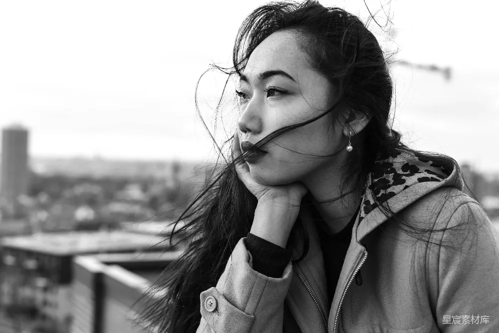高清摄影 穿外套的女人灰度照片