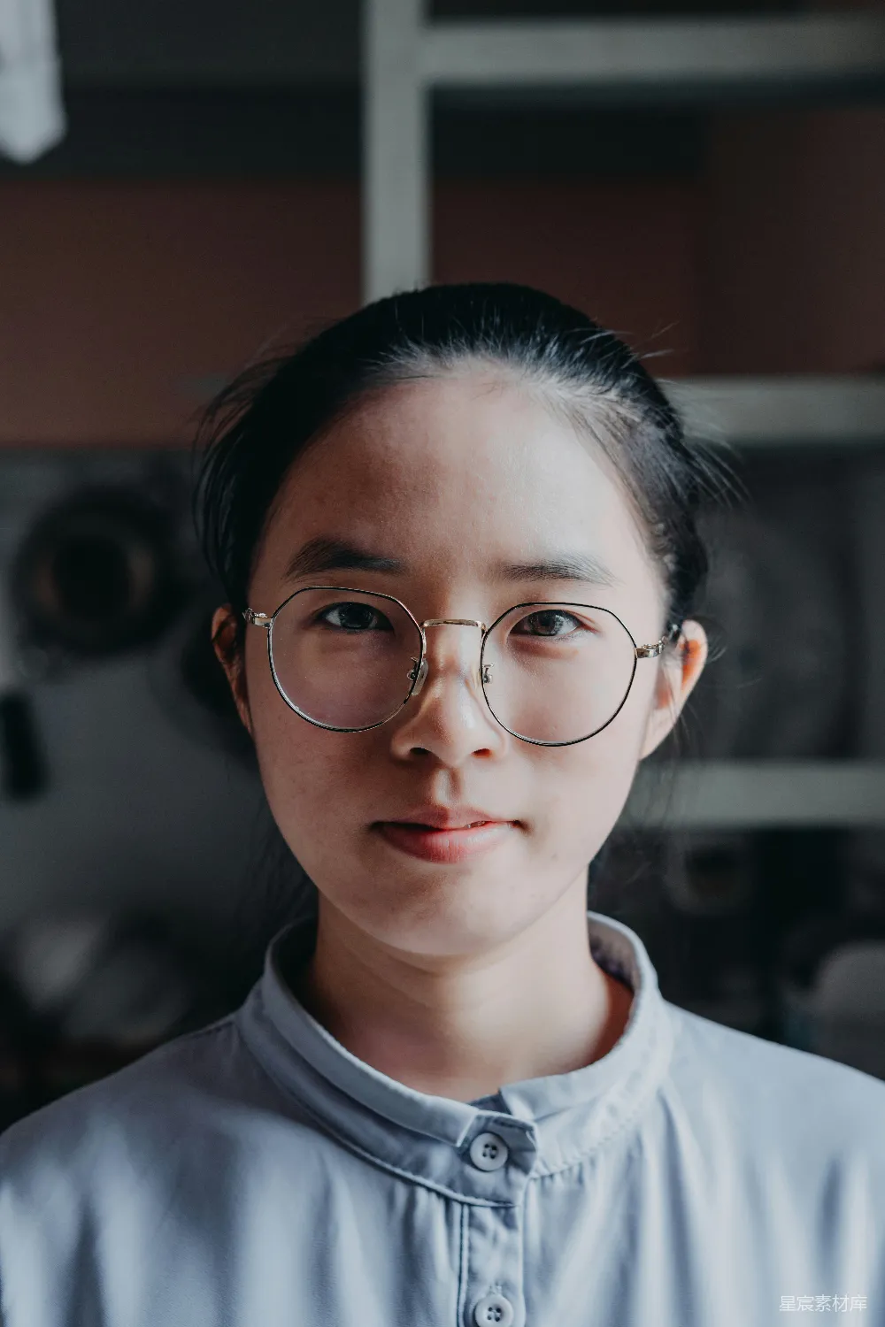 高清摄影 人物 白色连帽衫穿着眼镜的女士
