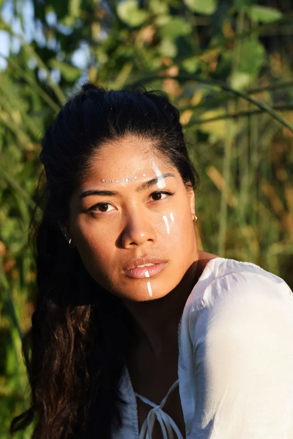 高清摄影 人物 脸上涂有白色油漆的女人