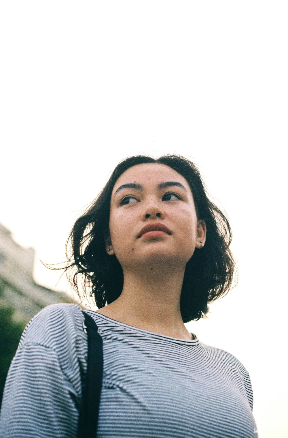 高清摄影  身穿蓝色和白色条纹上衣的女子