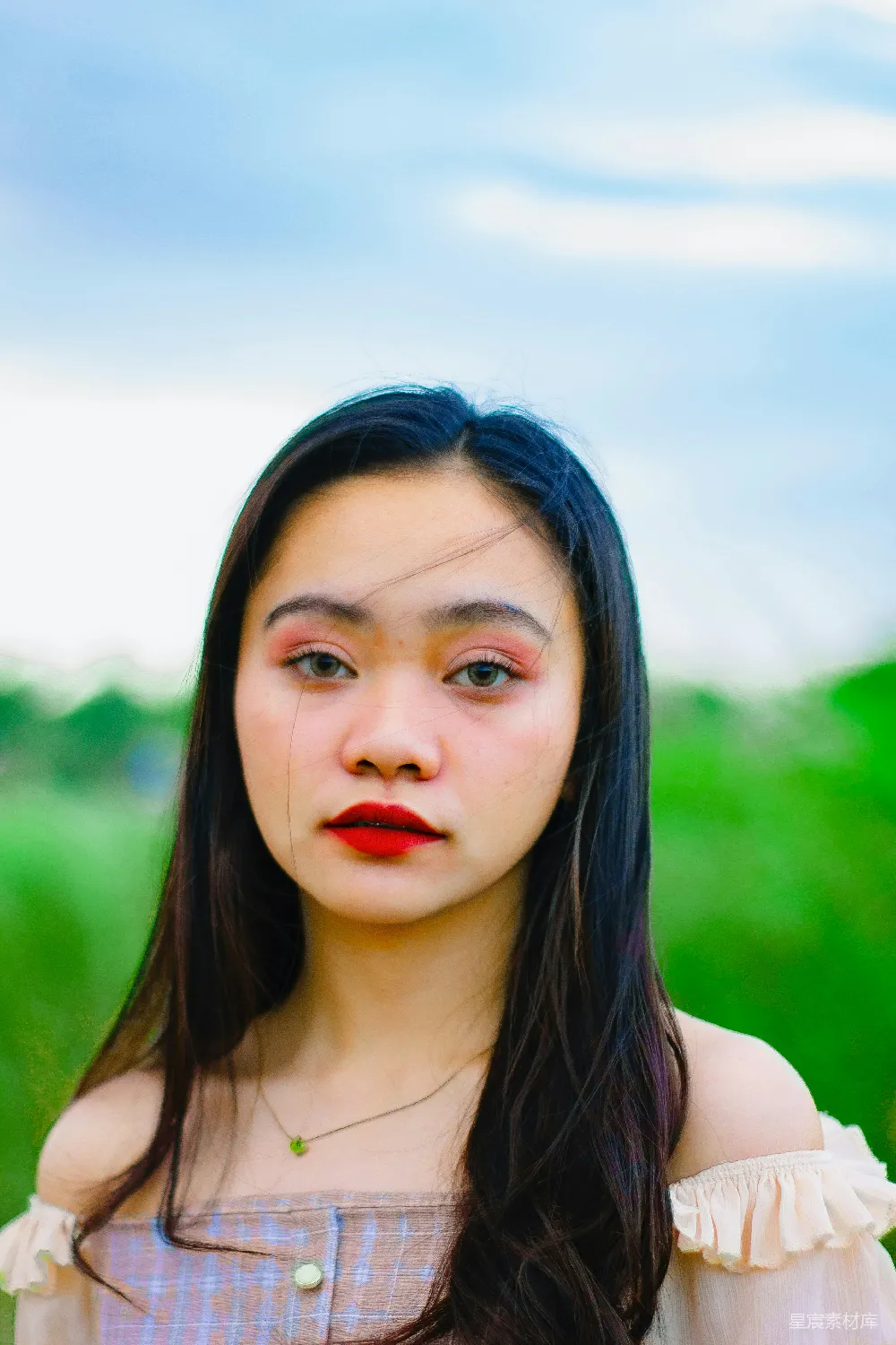 高清摄影 一头长发的女孩和红色口红