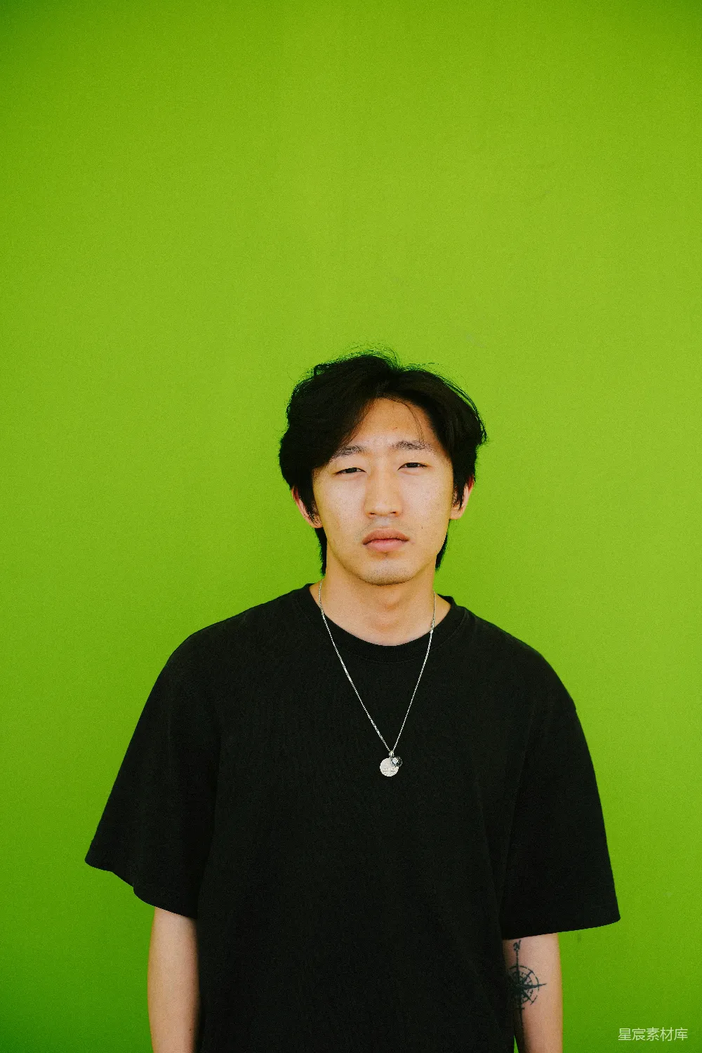 高清摄影 一个男人站在一株绿色的幼苗面前