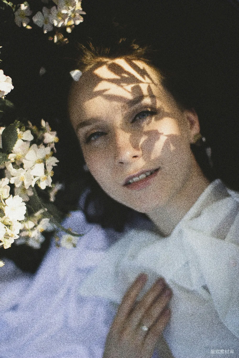 高清摄影 白色衬衣的女人脸上戴着一朵白花