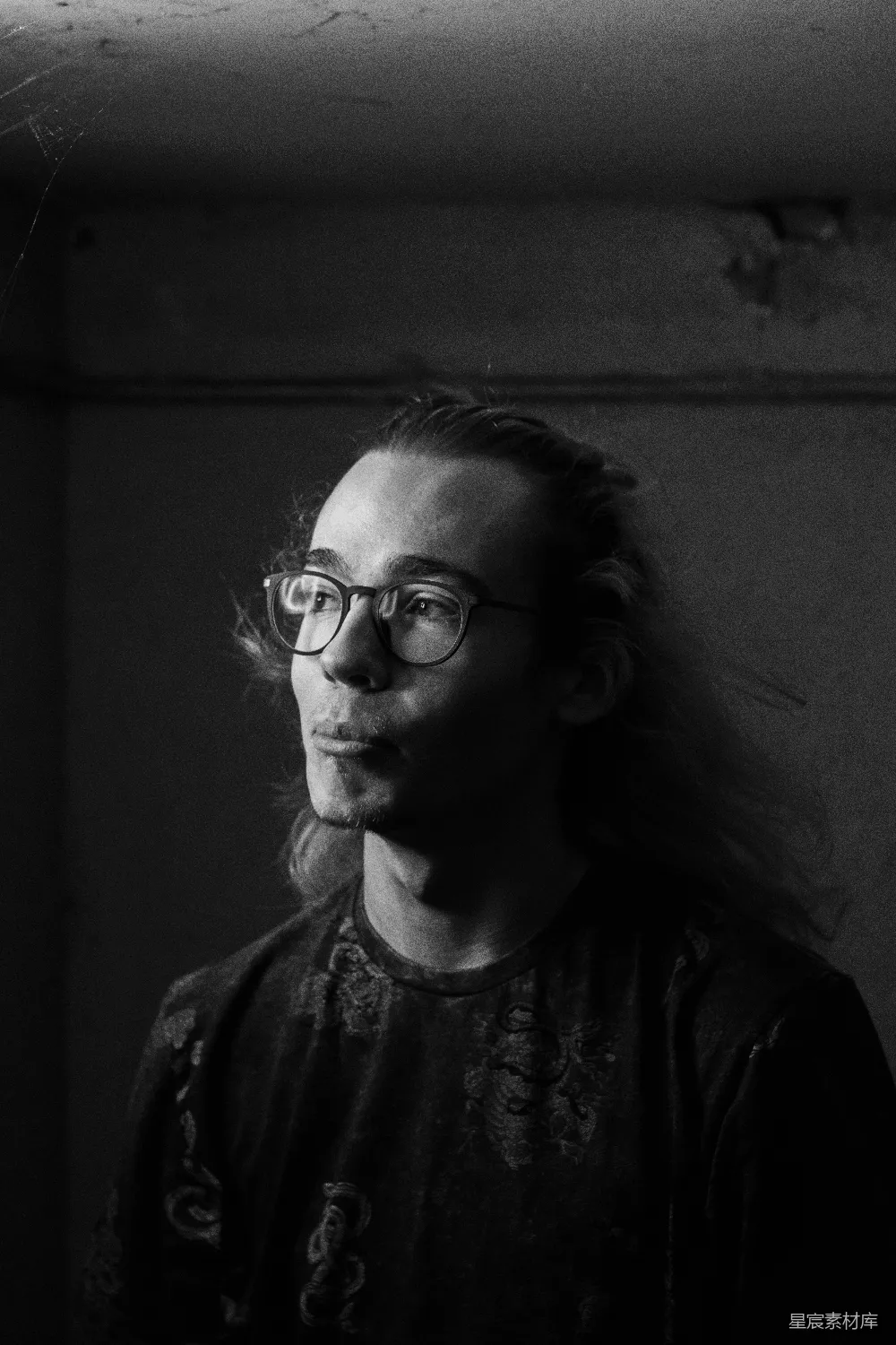 高清摄影 侧看戴着眼镜的男人的灰度照片