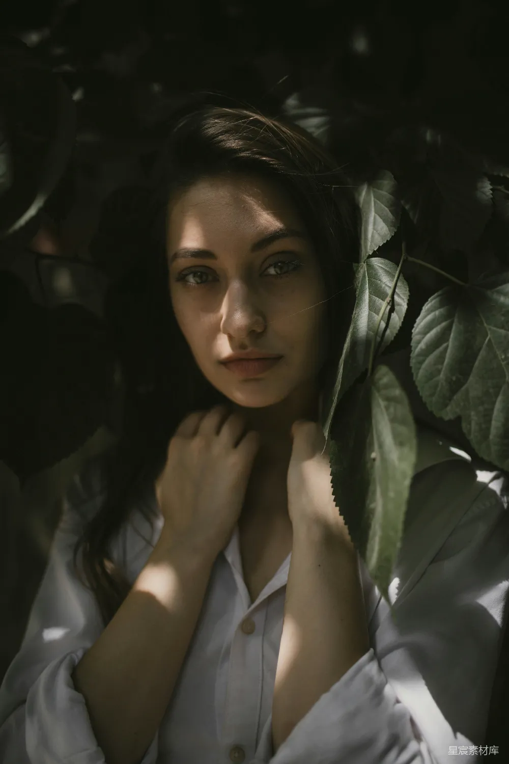 高清摄影 白衬衫的女人正对着镜头拍照。
