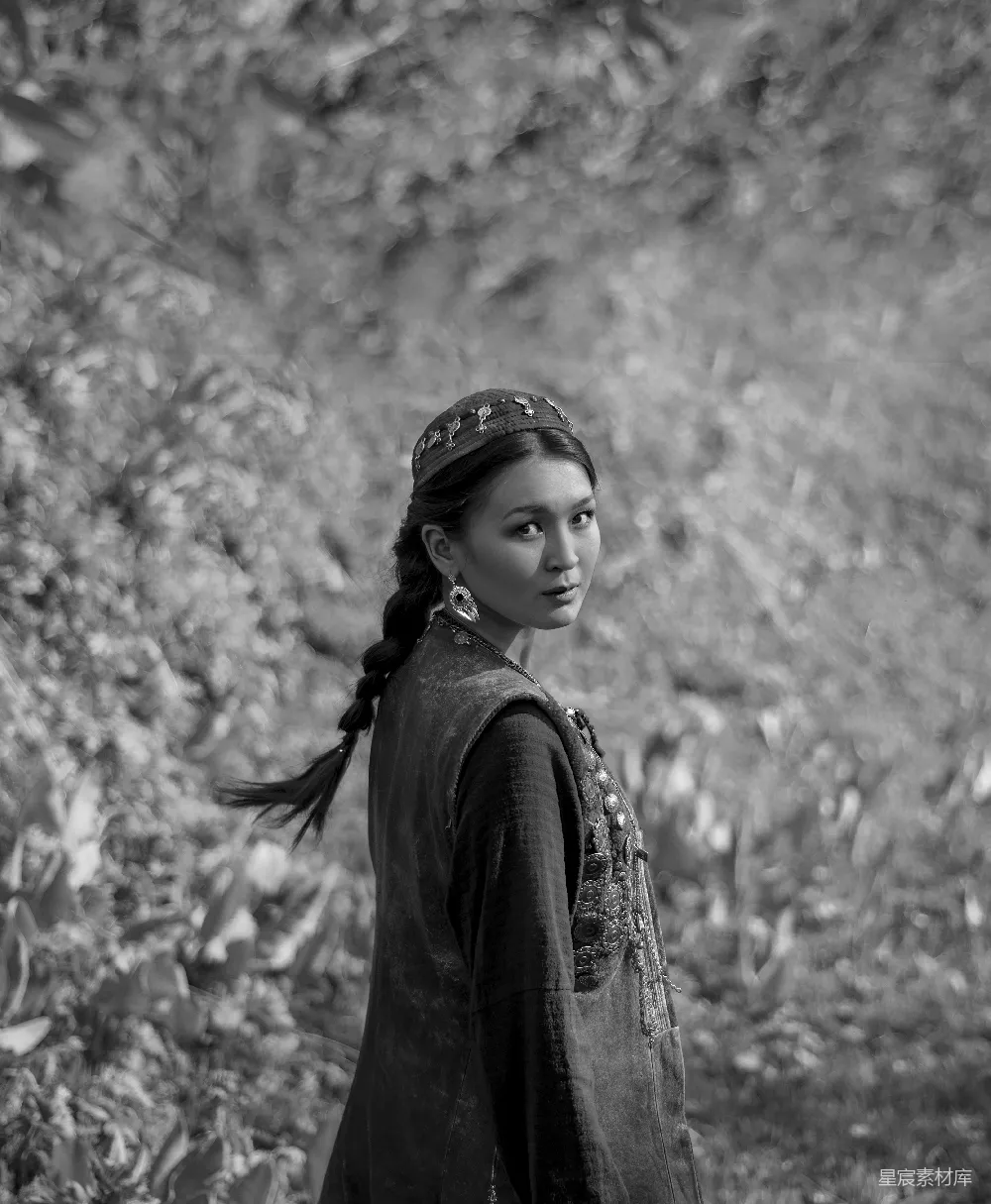 高清摄影 女人站在人行道上