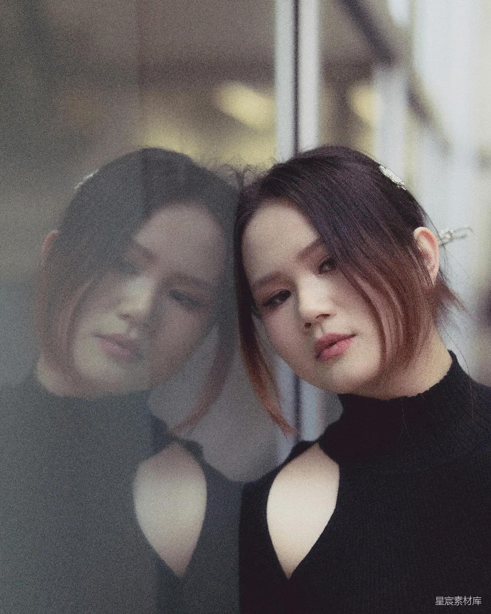 高清摄影 一个女人站在窗户前，旁边还有一个女人。