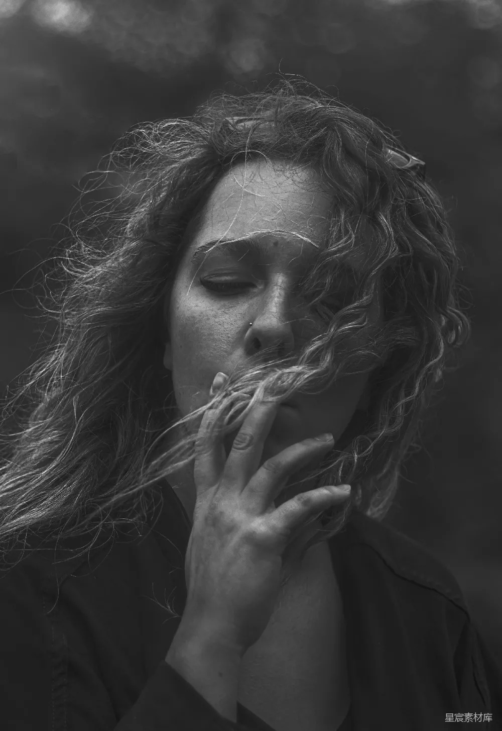 高清摄影 黑白照片中一位女性在抽烟