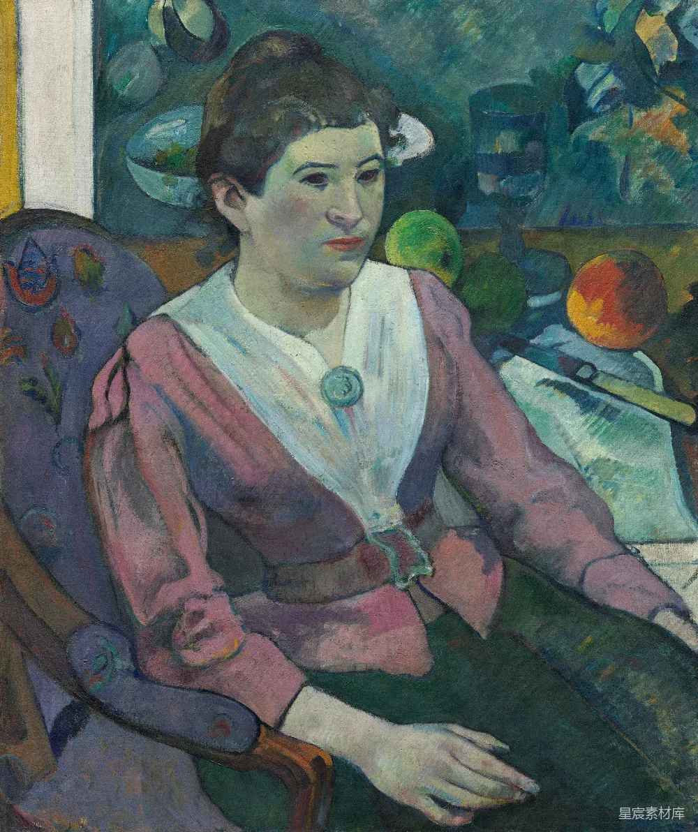 高清摄影 身穿粉红色上衣的女人坐在椅子上。