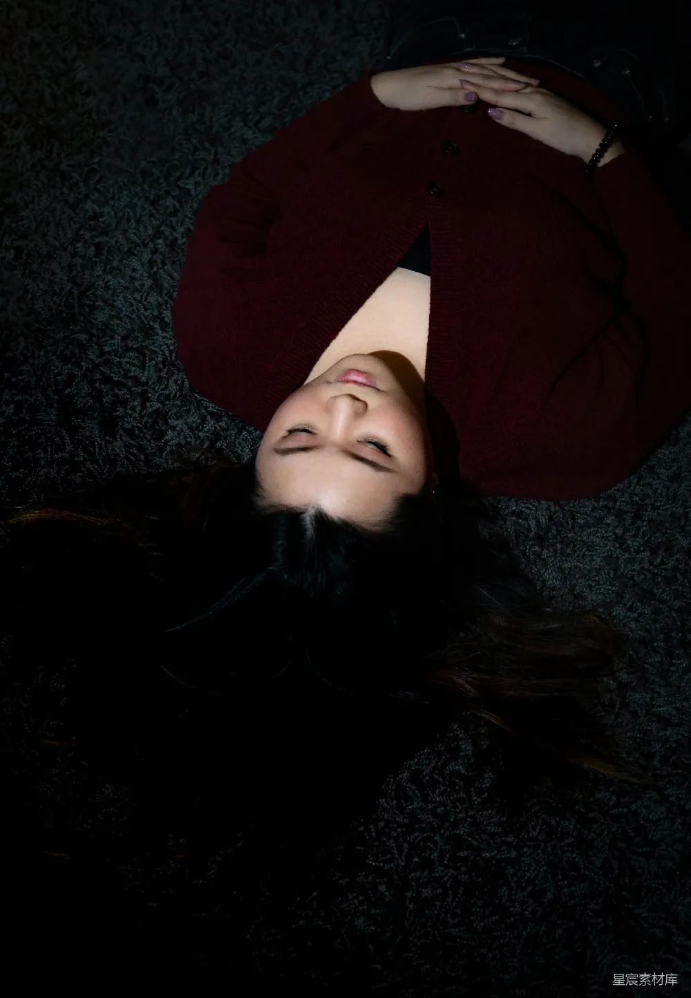 高清摄影 穿着红色风衣的女人躺在灰色的地毯上