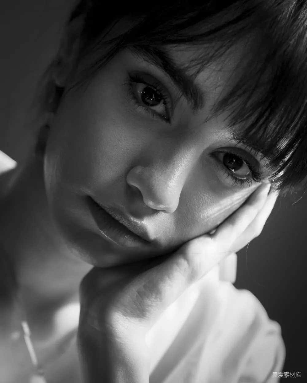 高清摄影 黑白照片中的一个女人
