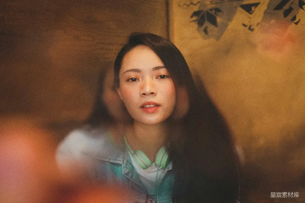 高清摄影 蓝色牛仔夹克女人靠近棕色木墙