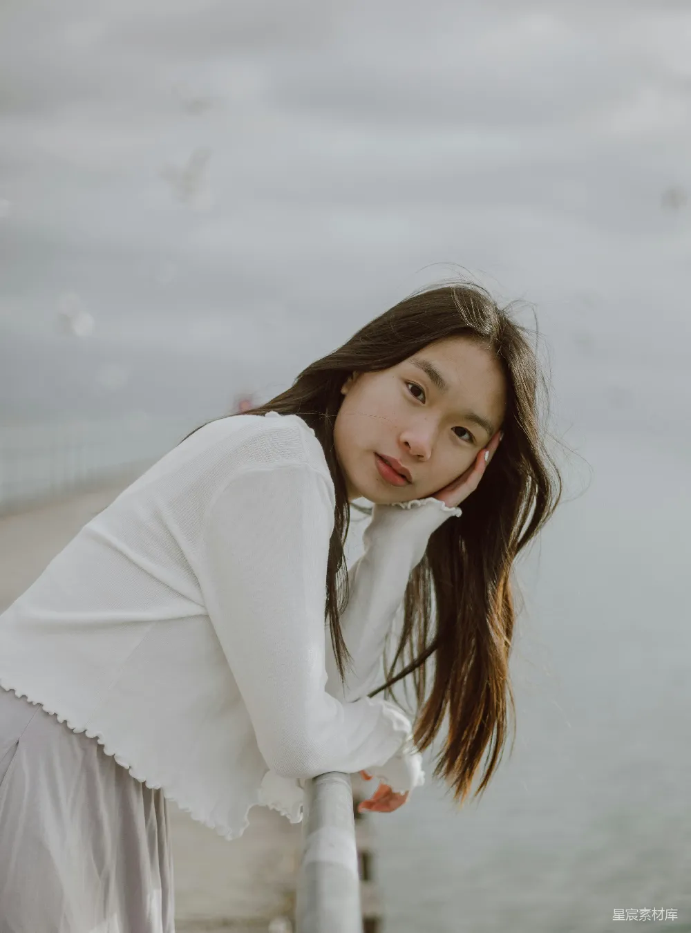 高清摄影 白色长袖上衣的女人站在覆盖着积雪的地面上，白天。