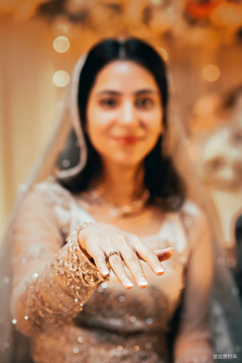 高清摄影 一位新娘身着婚纱伸出手来