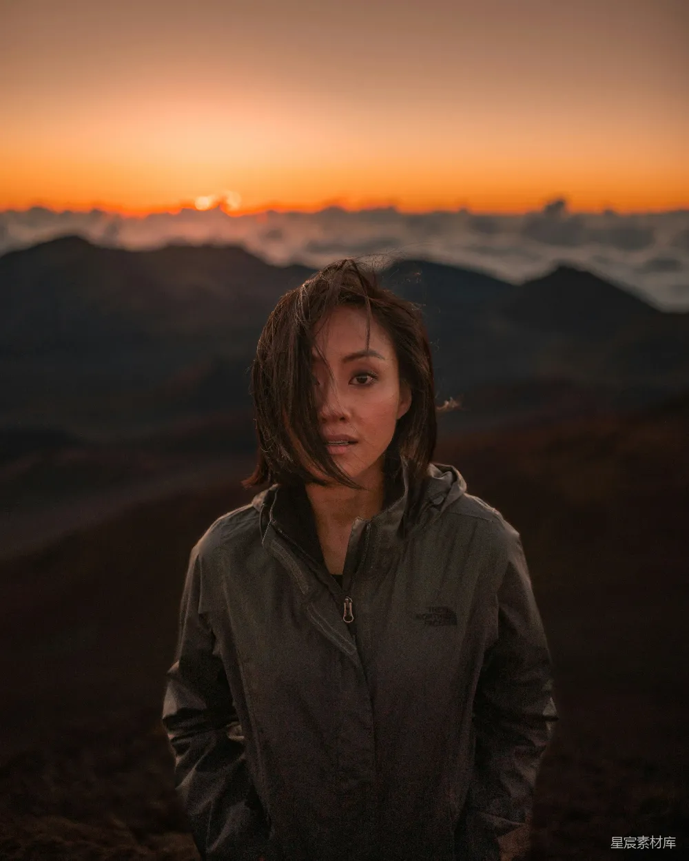 高清摄影 身穿灰色北面外套的女人