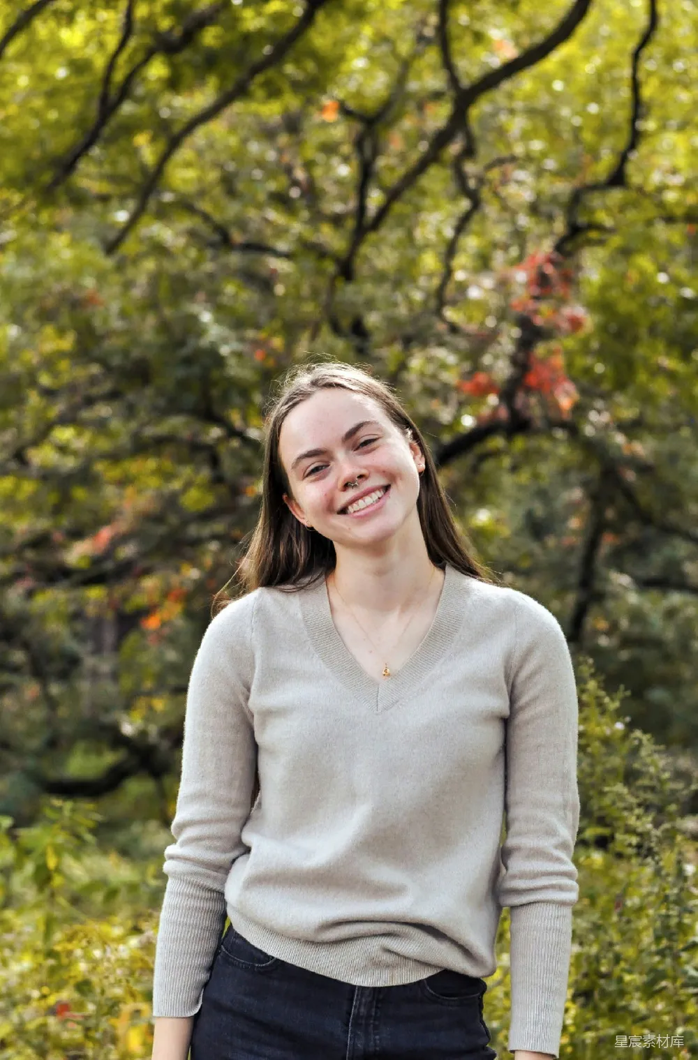 高清摄影 一个女人站在树前 smiling