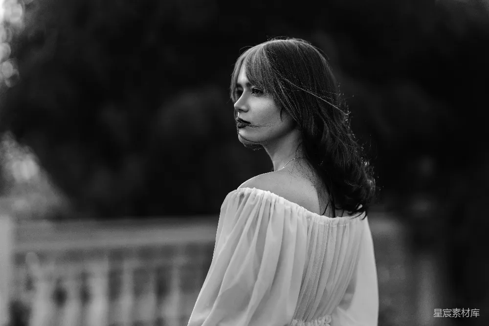 高清摄影 一位穿着连衣裙的女人黑白照片
