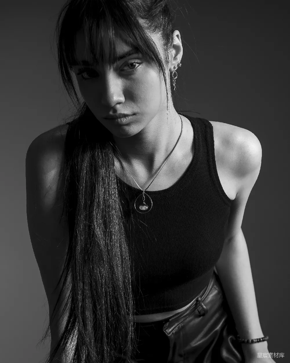高清摄影  一个长发的女人穿着黑色上衣