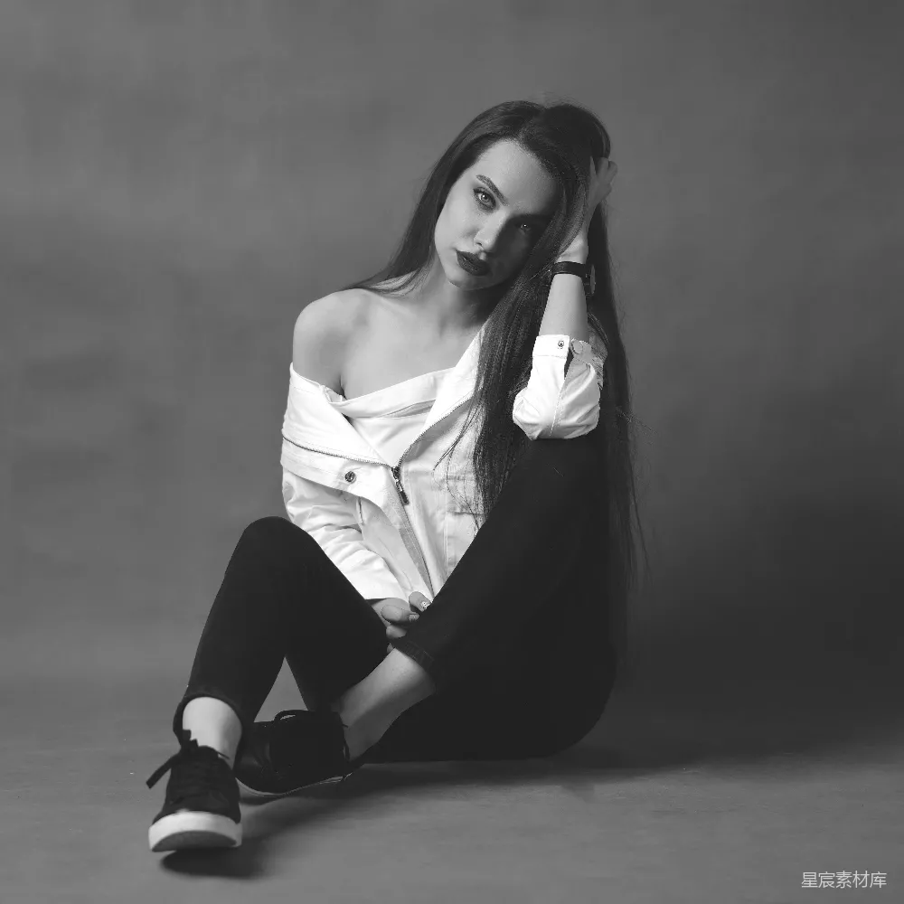 高清摄影 白上衣长袖女穿黑裤坐在地上