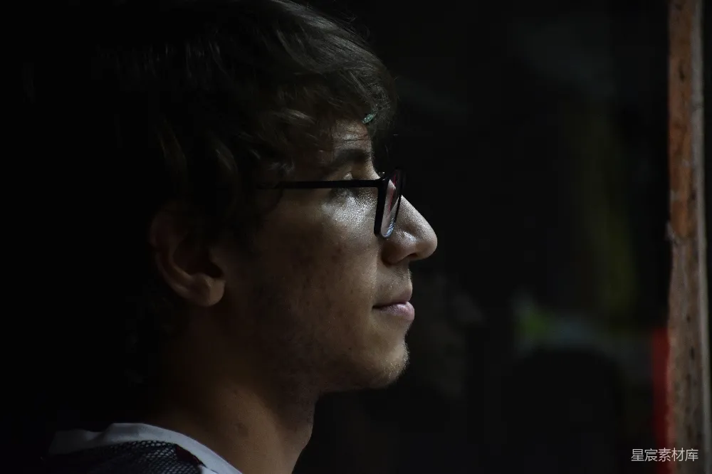 高清摄影  戴眼镜的男人望着窗外