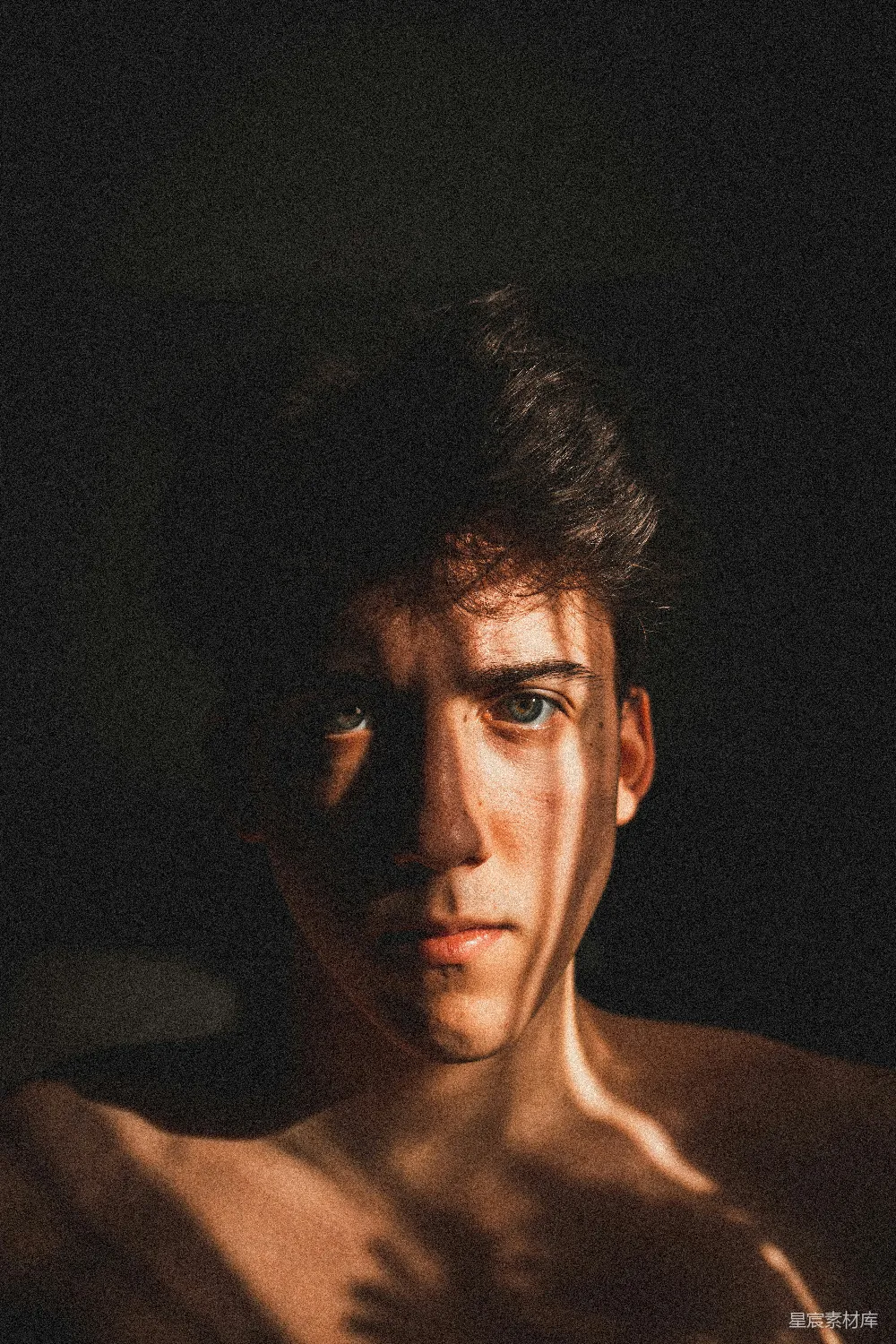 高清摄影  带阴影的男人的照片