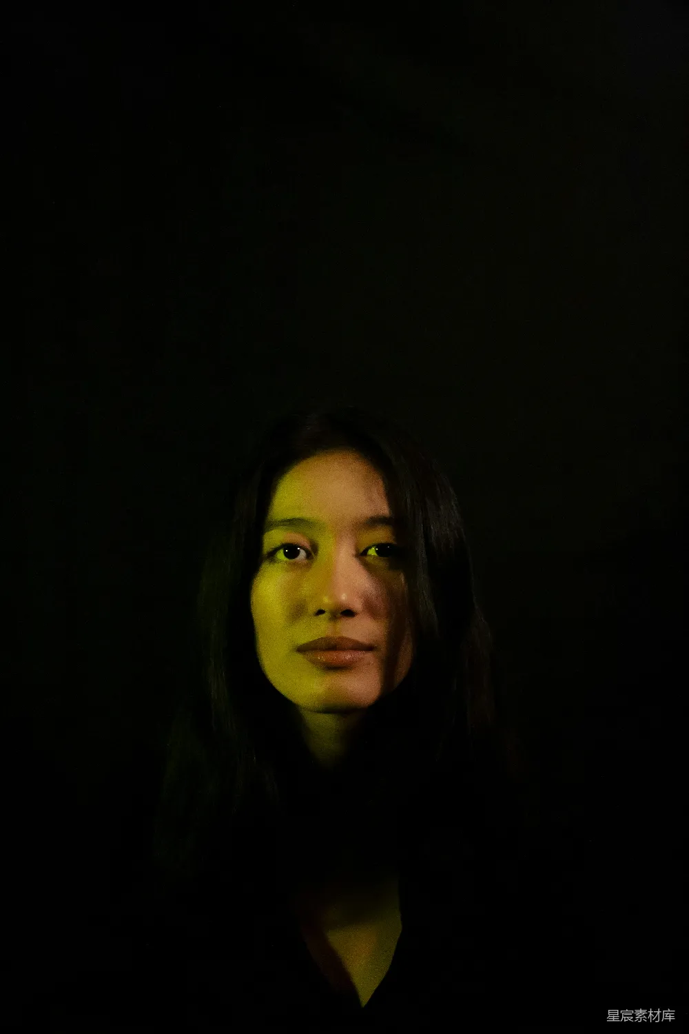 高清摄影 黑暗背景中一位女子