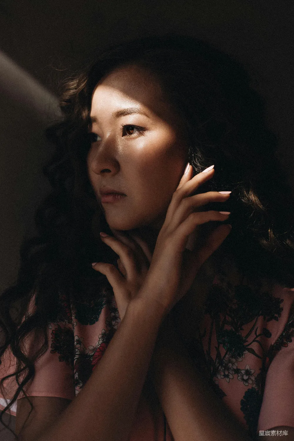 高清摄影  一个穿着粉红色裙子的女人在打电话。