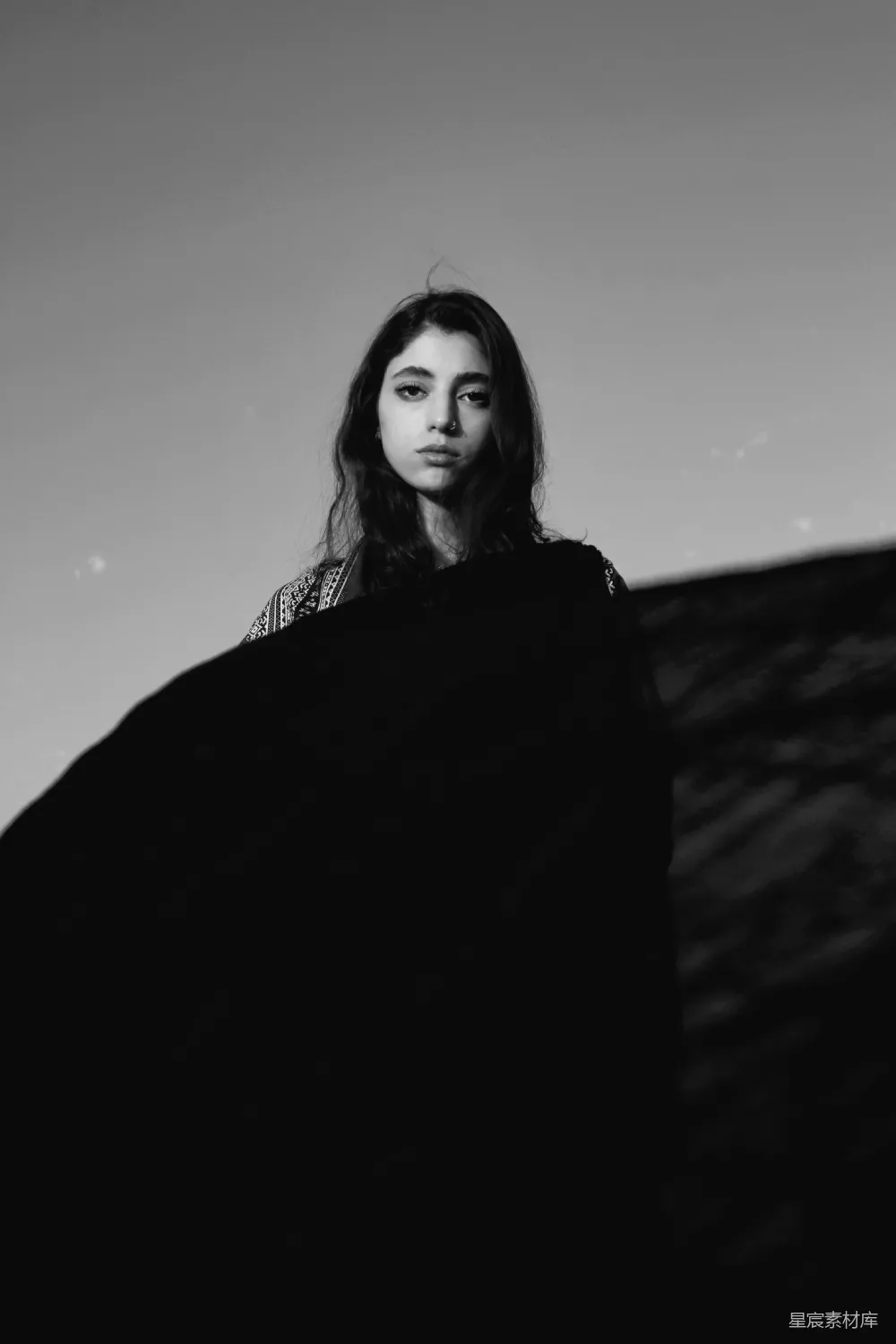 高清摄影 人物 一位女性面向镜头，脸上蒙着一块黑布。