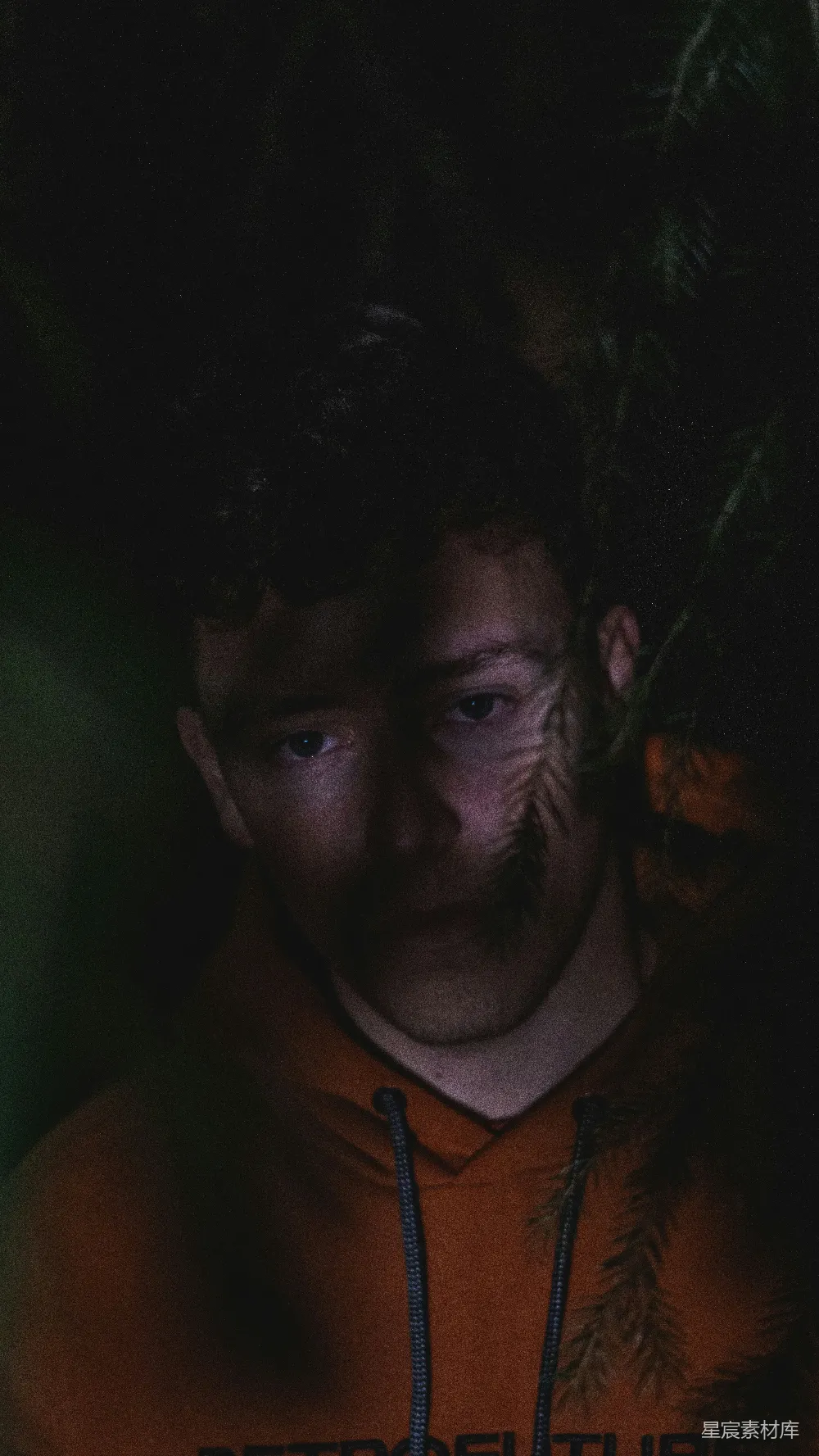高清摄影  穿着橙色连帽卫衣的男人
