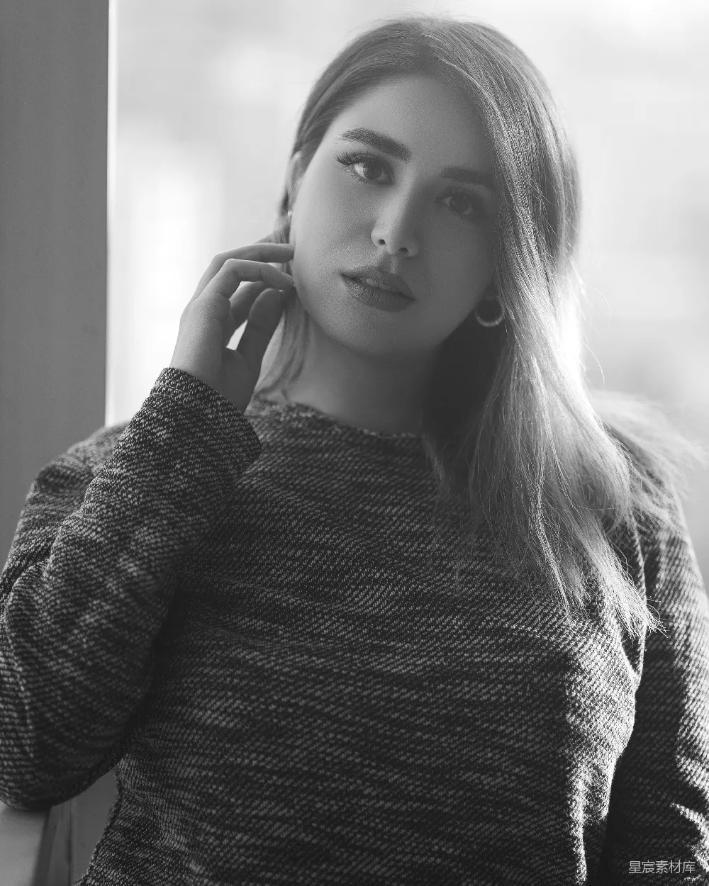 高清摄影  一位女性倚靠在窗边的黑白照片