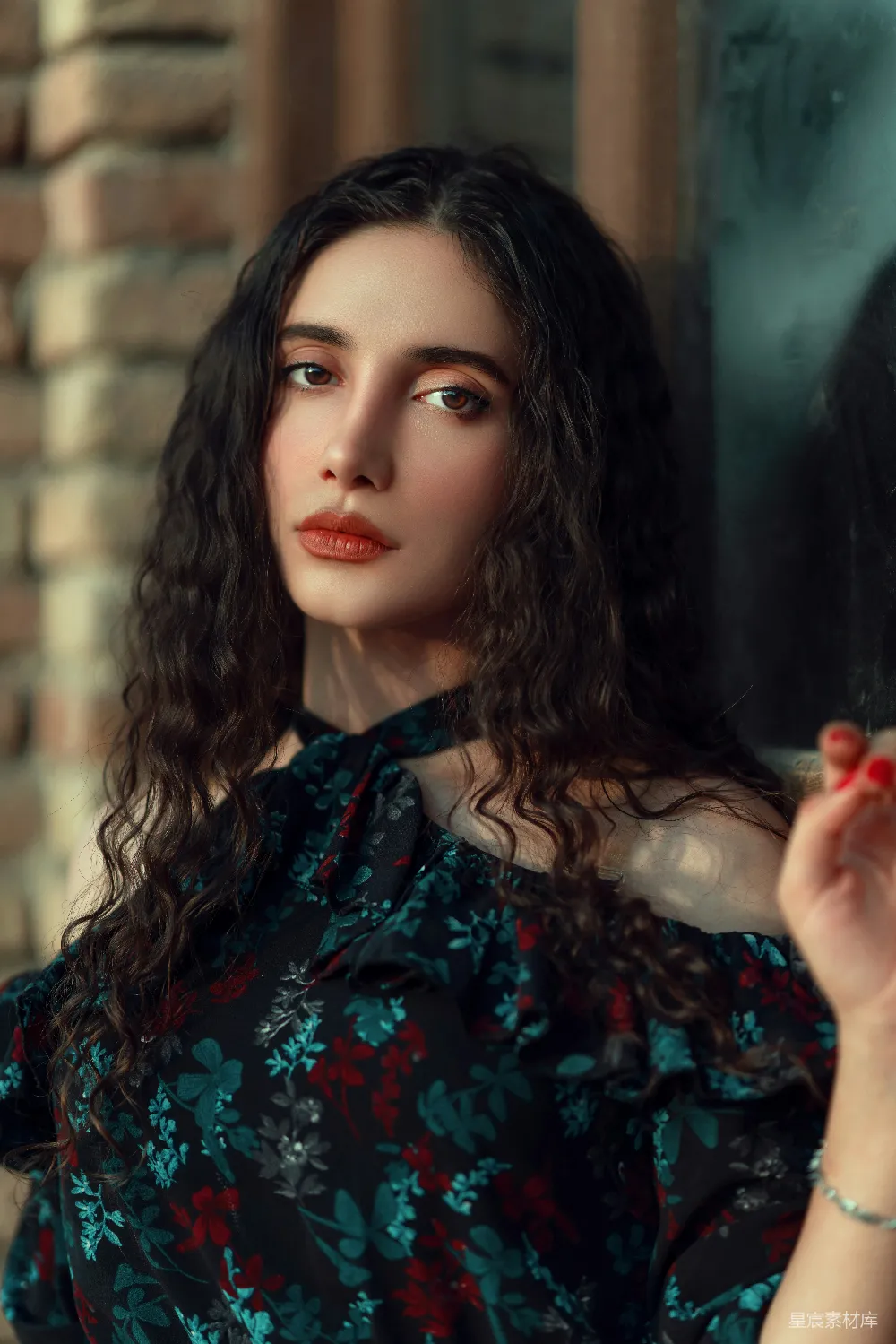 高清摄影  一个穿着 floral 衬衣的女人正在吸烟。