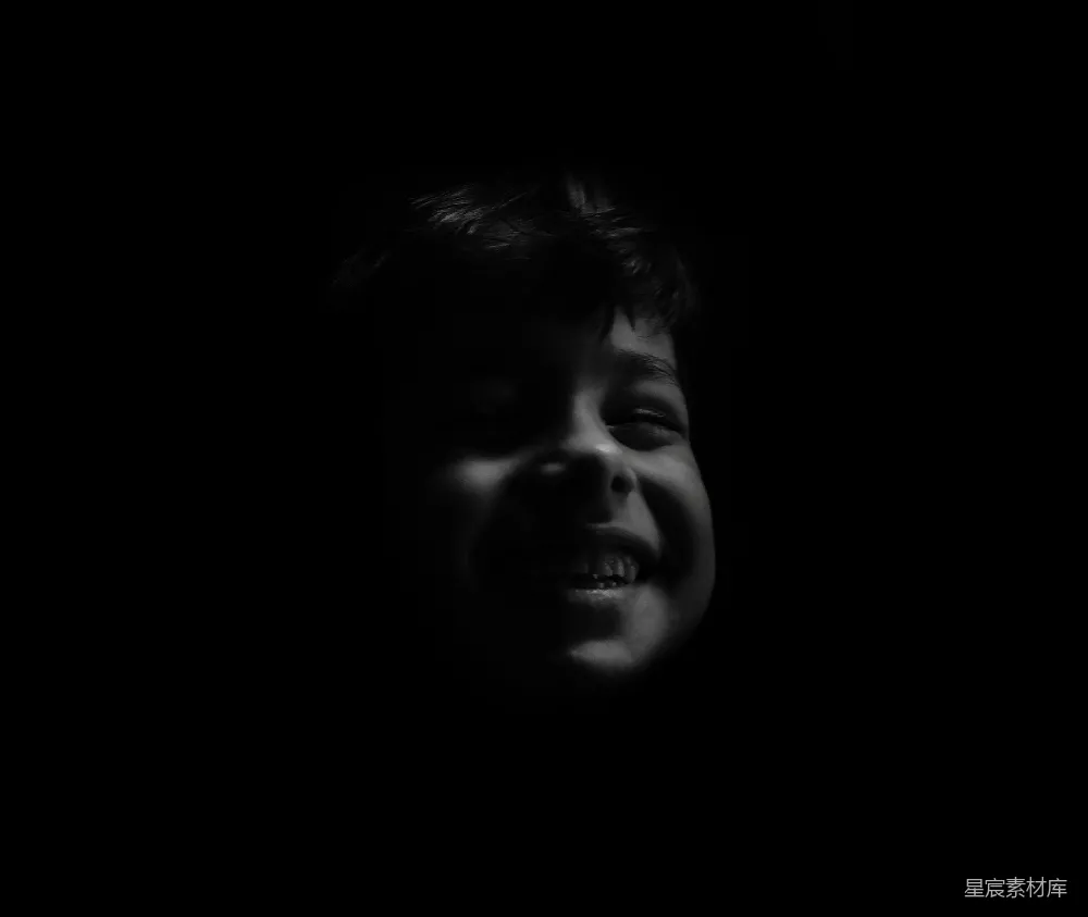 高清摄影  smiling男孩的灰度照片