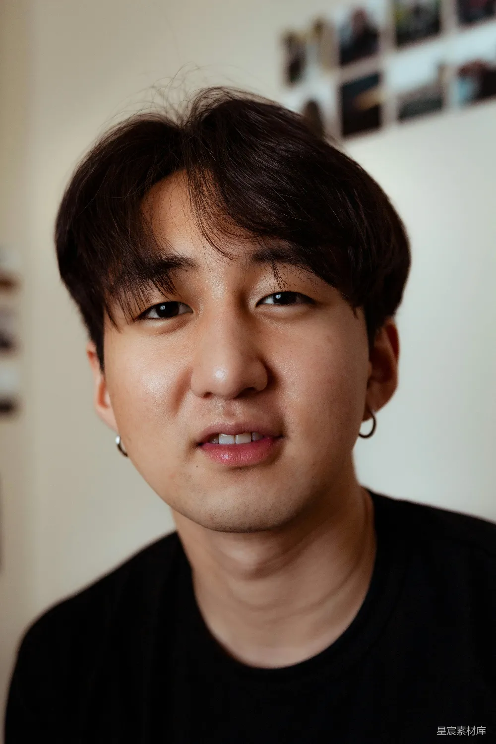 高清摄影 黑衣少年圆领衫