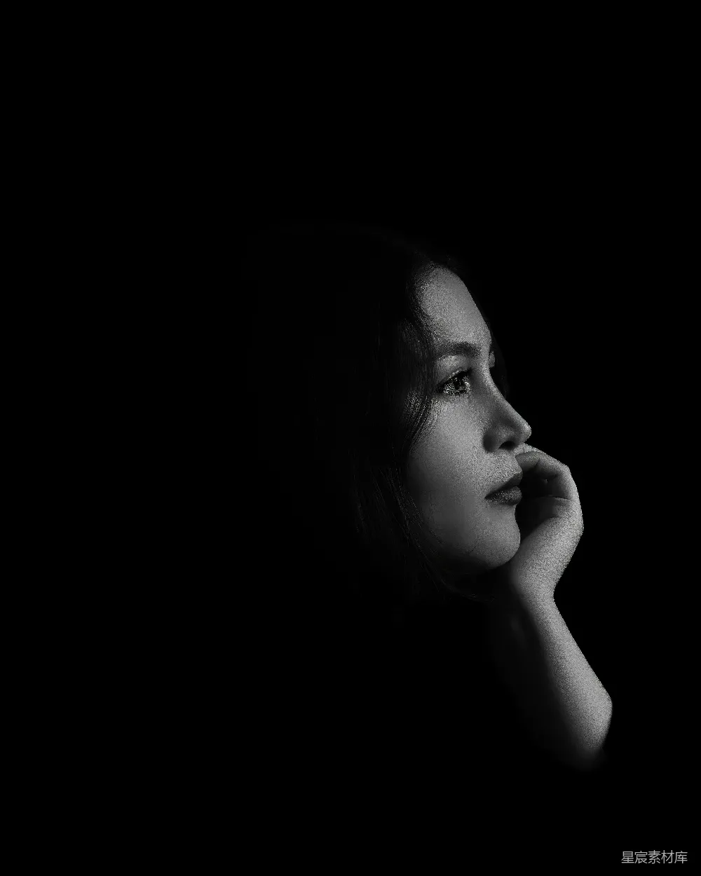 高清摄影 一位女子黑白 profile 竖视，若有所思。