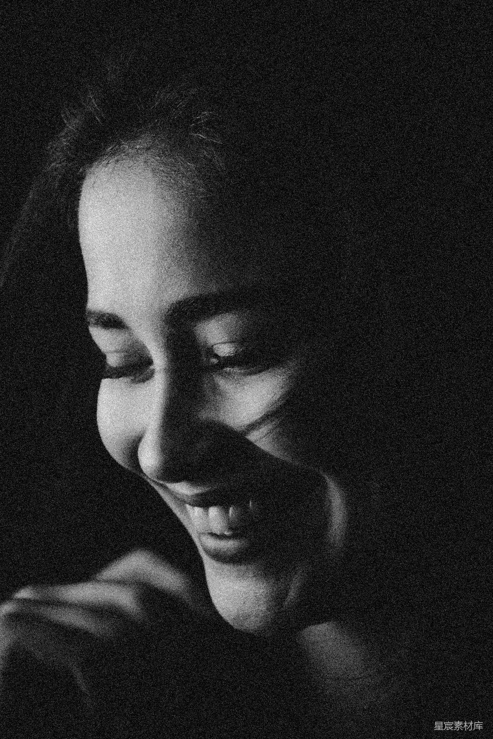 高清摄影  女人 smiling 的灰度照片